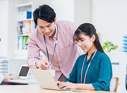 広告デザイナーアシスタント｜実務未経験も可｜週4日勤務も可｜残業ほぼなし｜賞与年2回支給｜土日祝休み｜大宮勤務