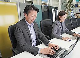 寮で一緒に餃子パーティーをするなど、仕事以外でも交流しています！