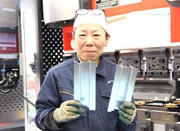 【ものづくりスタッフ】社会人デビューOK■残業ほぼなし■年収500万も可■賞与年2回■毎年昇給■面談1回