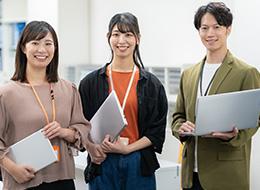 自社サービスの開発エンジニア＊リモートワーク・時差出勤OK＊月給50万円も可＊大手取引多数＊産育休取得実績あり