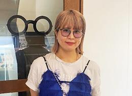 販売スタッフ｜年収600万円可｜昇給年2回｜残業月6～8時間｜昇格年2回｜ノルマ無し｜平均年齢27歳