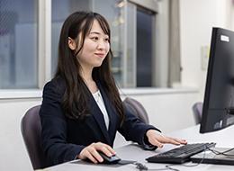 設計職｜フレックス制*賞与年5ヵ月分*年休127日*年に3回の長期休暇*TVCM放映の安定企業*男女ともに活躍