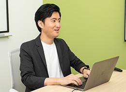 写真は社員Aさん：まずは面接で気軽にお話ししてみませんか？