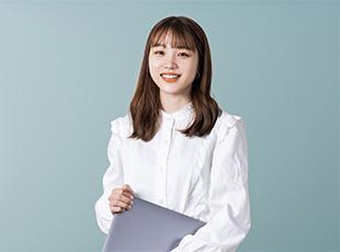 年間休日125日・残業月平均10時間程度・在宅OKのハイブリットワークと働きやすい環境です。