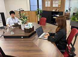 配車スタッフ/昨年支給実績4.5～5ヶ月分/マイカー通勤OK/家族手当あり/17時定時/リフレッシュ休暇あり