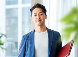 人事◇髪型髪色・ネイル自由◇年休127日◇有給取得率90％◇月給30～40万円◇残業ほぼなし◇土日祝休み