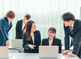 営業◆昇給/昇格年4回◆月給30万円～◆賞与年2回◆年休120日以上