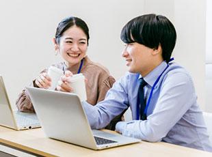 平均年齢27歳！同期も多数！研修はオンラインの1対1なので マイペースに取り組めます♪