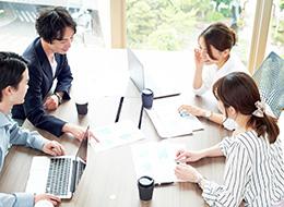 年間休日128日×残業なし。自分を大切にしなが ら、プロの表現者を目指せます！