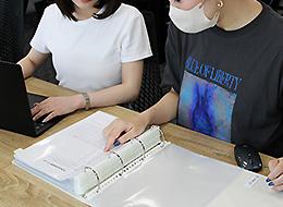 WEBデザイナー/月給33万円以上/リモート可/年休125日/残業少なめ/服装自由