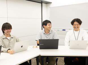 「このコードが、明日の交通安全を守る」――笑顔の理由は、仕事の手応え。