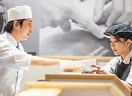 【廻転寿司の店長】人柄採用*月給40万円以上*賞与年3回*定着率100%*連休取得可*月給45万円～も可