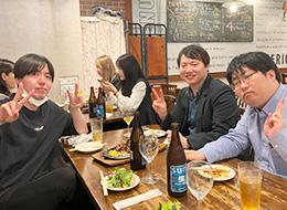 リモートワークメインでも、食事やイベントなど社員同士の交流は活発です！
