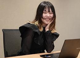 会社負担の書籍スペースは、一段以外ほぼ漫画（笑）。そんなフラットな雰囲気も自慢です！
