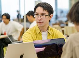 Webアプリ開発エンジニア／フルリモ研修有／年休130日／自社開発／9割在宅勤務／技術選定可／100％元請け