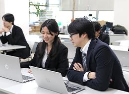 ITエンジニア◆未経験歓迎◆同期と一緒！週4日リモート研修◆1人300万の教育予算◆20代が多数活躍中