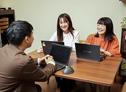 ご案内スタッフ│未経験OK│リモート可│服装ネイル自由│5日以上連続休暇OK│昇給賞与年2回│年休実質125日