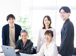 総務スタッフ◆未経験歓迎◆残業月10h以下◆創業60年超の安定企業◆髪色・ネイル・服装自由◆手厚い研修あり
