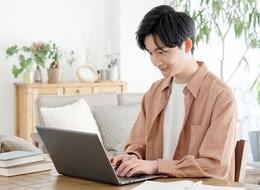 初級エンジニア/未経験OK/月給30万〜＋インセン/最先端AI研修あり/残業月8h/フルリモ可/資格取得支援有