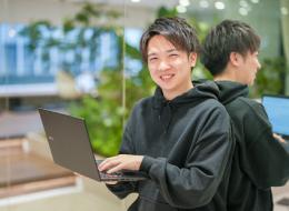 【Webデザイナー】海外向けBtoCサービスに携わる◎月給32万円～／未経験／フルリモート／年休130日