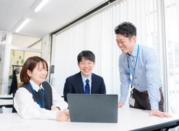 ITエンジニア*未経験9割*フルリモートフレックスあり*月収27万円以上可*スクール中も給与あり*年休135日