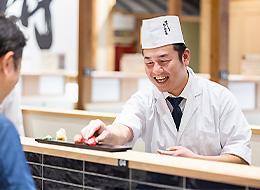 【寿司職人】人柄採用*中途定着率100%*賞与年3回*老舗まぐろ問屋の安定基盤*希少な魚を扱う