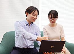 開発エンジニア（札幌）｜東京の最前線PJを地元で！5～7名の自社チーム｜転勤なし｜実質年休136日