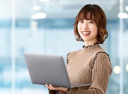 【企画広報】未経験歓迎/残業月5h以内/自社資格講座の割引制度あり/賞与5か月分支給実績あり/育休取得実績あり