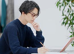 WEBサイトエンジニア／自社チーム開発／フレックス／複数CMS・モダン環境／残業月10h以内