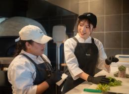 店舗スタッフ（ホール・キッチン）★未経験歓迎／新店舗続々OPEN／年間休日120日・完全週休二日制／面接1回