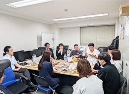 初級エンジニア｜未経験OK｜10万円の入社祝い金｜残業月平均8h弱｜約3ヶ月間の研修有｜賞与あり｜面接1回