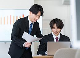 ショップスタッフ／未経験・社会人デビュー歓迎／半年後に月給30万～／ノルマなし／定着率100％／残業基本なし