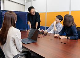 自社クラウドサービスと大手企業の課題解決のどちらも一社で経験できます。