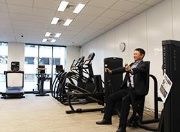 ビルのワンフロアにはいつでも使えるジムを完備！お昼休みや退勤後に利用可能です。