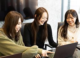 マーケティング総合職*未経験OK*3年目で年収900万円も*残業月平均18h*髪色・ネイル自由*賞与年4回