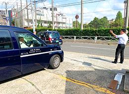 運行管理者や社長が次々出庫していくドライバーさんに「いってらっしゃい！」の声掛けをしています◎