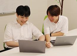 初級エンジニア｜実務未経験OK｜最長2年間の研修あり｜上流案件多数｜年間休日125日｜残業月平均13.7H