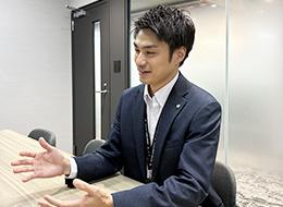 前職の座席メーカーや自動車業界で培った知識を武器に、海外メーカーとも強気に交渉して機材品質向上に挑む