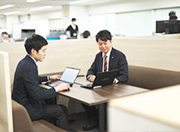 グローバルなダイナミズムを感じながら、柔軟な働き方と温かいチームワークのもとで確かな成長を実感。