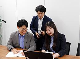 役員や理事長も飾らない気さくな人柄。先輩が優しく指導してくれる、自分らしくいられる温かい職場です。