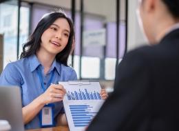 お取引先との打ち合わせ。長くお付き合いするからこそ、相談ごとも気軽に寄せていただけます◎