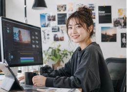 未経験から入社し、動画編集やサムネイル制作で活躍する若手社員のリアルな成長ストーリー