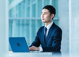 全社共通評価シートと自己採点方式で、事務職の貢献度が見える化！