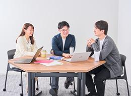客先常駐のない東京本社での自社勤務。要件定義から運用保守まで、一貫して製品の品質に向き合えます。