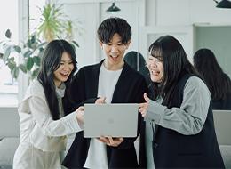 平均年齢26歳。年次に関係なくアイデアを発信し、会社づくりに関われます。