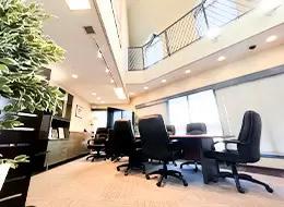 「時間が空いたときは社員同士で飲みに行くこともありますね。メールでも頻繁に連絡を取っています」（U）