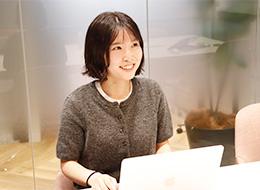 自社WEBサービスのマーケター◆SEO/広告/LPOを一気通貫で担う◆服装自由◆女性70％◆年休120日
