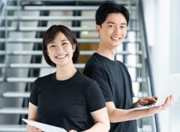 貿易サポート*未経験OK*服装・髪色自由*月給28万円〜*土日祝休み*賞与あり