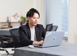 初級ITエンジニア｜入社祝い金支給/前職年収アップ保証/応募資格満たす方面接確約/残業ほぼゼロ/年休125日