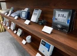 社内に飾られている、歴代の勤怠機器。”労働を管理する”ためこれから先も需要のある自社サービスです！